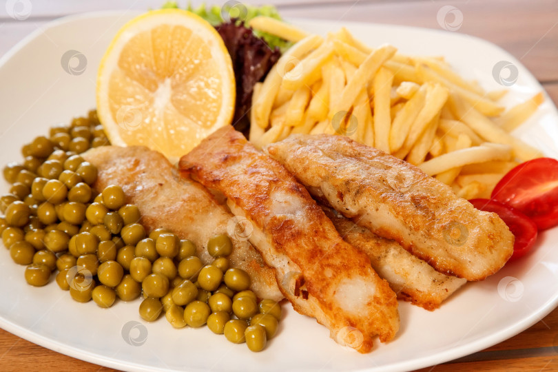 Скачать Жареная рыба с овощами фотосток Ozero