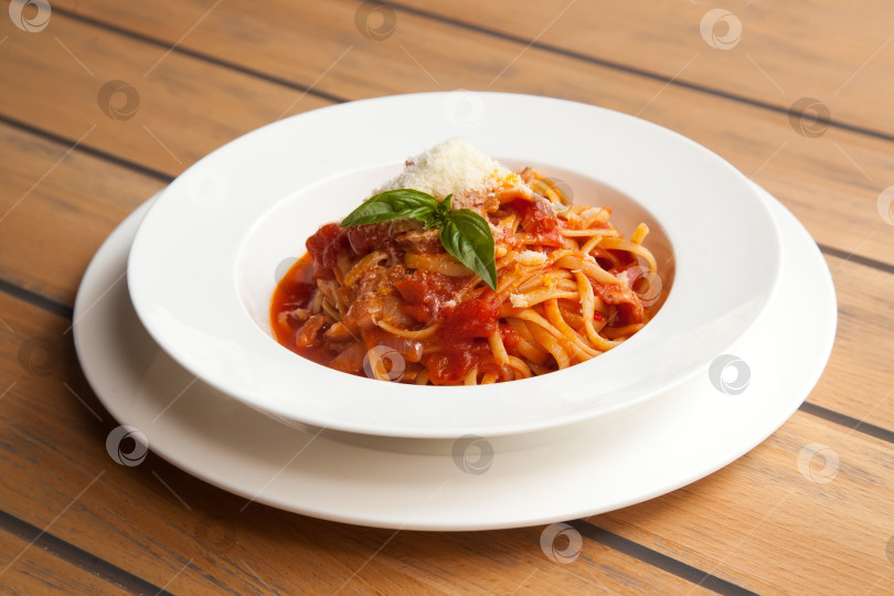 Скачать Спагетти с красным соусом и сыром. Европейская кухня. фотосток Ozero