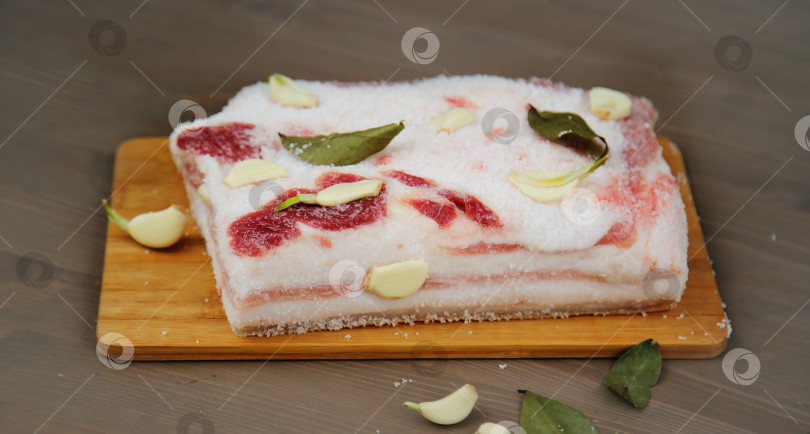 Скачать Кусочек свиного сала с чесноком. Домашняя кухня. фотосток Ozero