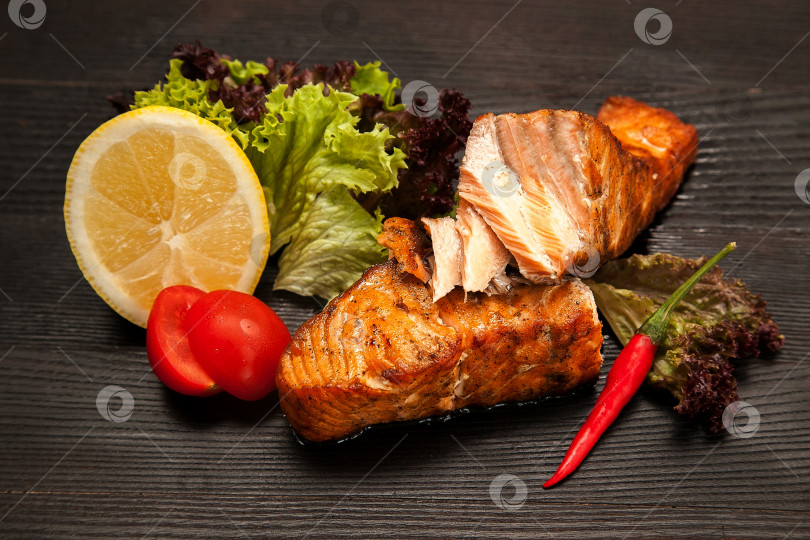 Скачать Стейк из лосося на гриле с овощами на деревянной доске. Европейская кухня. фотосток Ozero