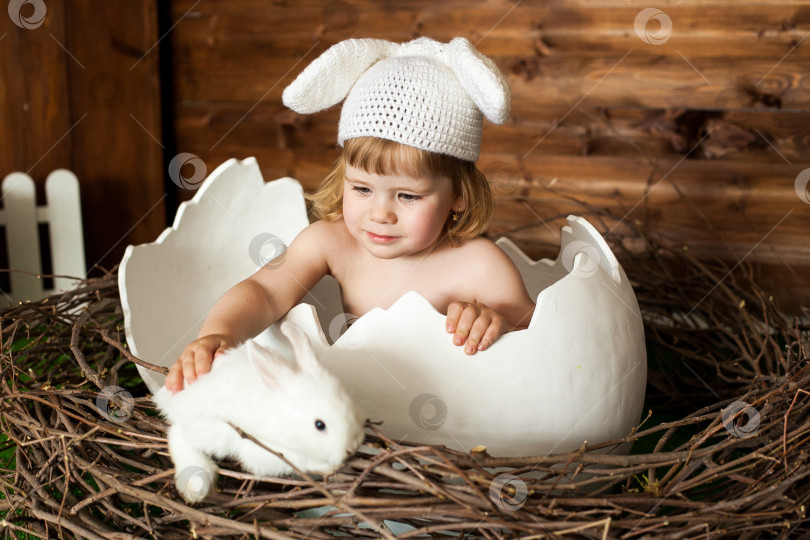 Скачать Маленькая девочка в костюме кролика фотосток Ozero