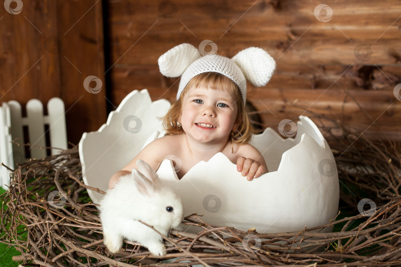 Скачать Маленькая девочка в костюме кролика фотосток Ozero
