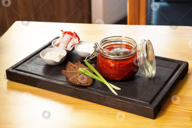 Скачать Русский борщ с зеленью на белом фоне фотосток Ozero