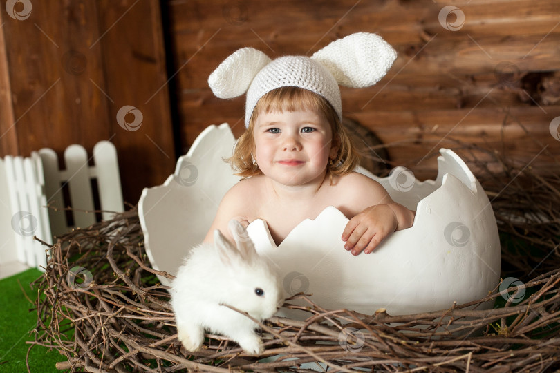 Скачать Маленькая девочка в костюме кролика фотосток Ozero