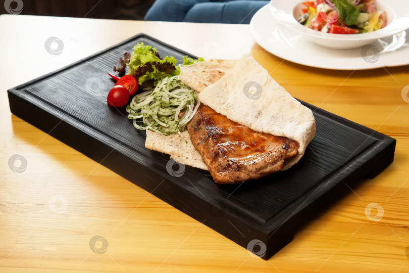 Скачать Свиные ребрышки гриль с овощами на деревянной доске. Европейская кухня. фотосток Ozero