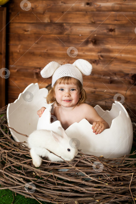 Скачать Маленькая девочка в костюме кролика фотосток Ozero
