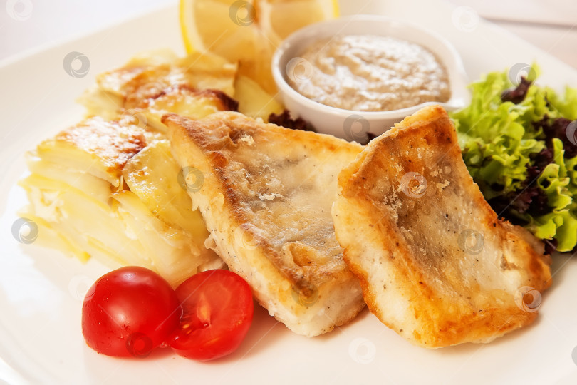 Скачать Жареная рыба с овощами фотосток Ozero