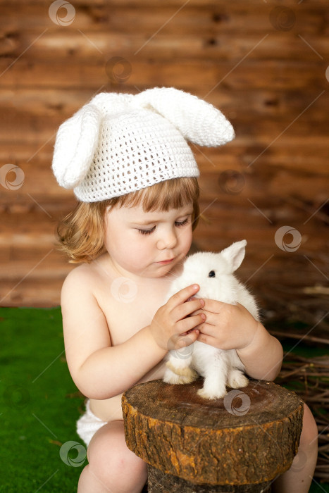 Скачать Маленькая девочка в костюме кролика фотосток Ozero