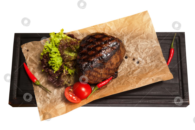 Скачать Стейк из телятины на гриле с овощами на белом фоне фотосток Ozero