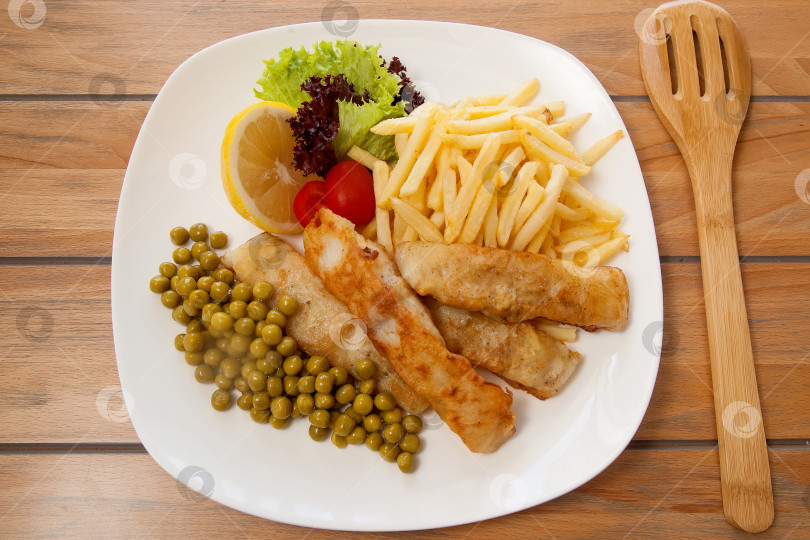 Скачать Жареная рыба с овощами фотосток Ozero