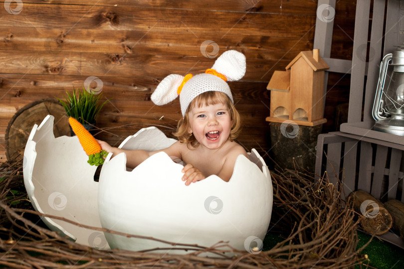Скачать Маленькая девочка в костюме кролика фотосток Ozero