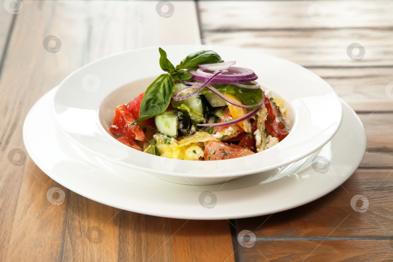 Скачать Салат по-гречески на белом блюде. Европейская кухня. фотосток Ozero