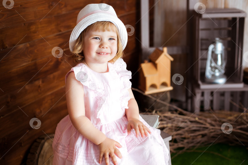 Скачать Улыбающаяся малышка, показывающая зубки, в шапочке с тоу фотосток Ozero