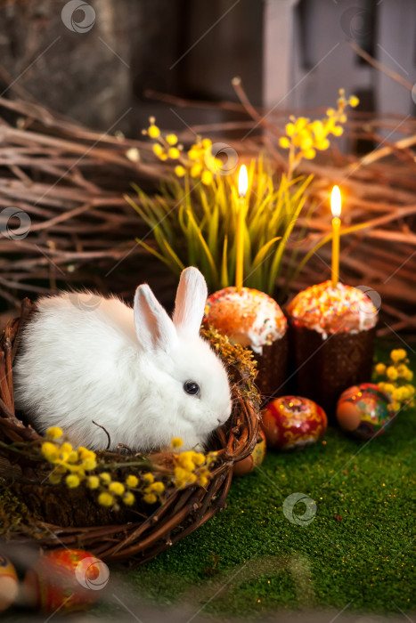 Скачать Белый пасхальный кролик. Пасхальные куличи со свечами и празднично украшенные яйца. фотосток Ozero