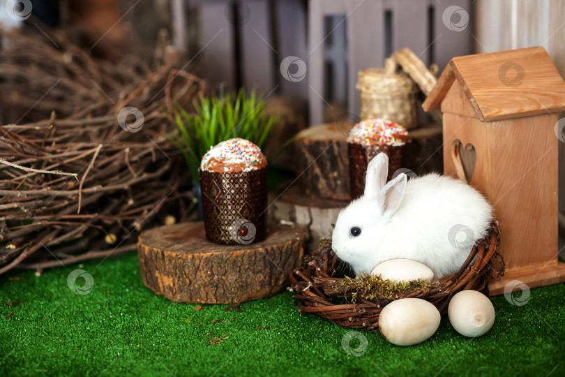 Скачать Белый пасхальный кролик. Пасхальные куличи со свечами и празднично украшенные яйца. фотосток Ozero
