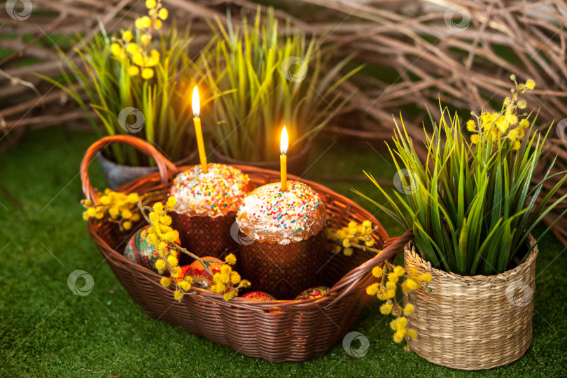 Скачать Пасхальные куличи и украшенные яйца. фотосток Ozero