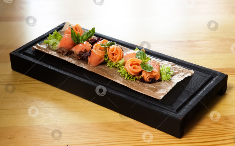 Скачать Ломтики соленой форели на деревянной доске. Европейская кухня. фотосток Ozero