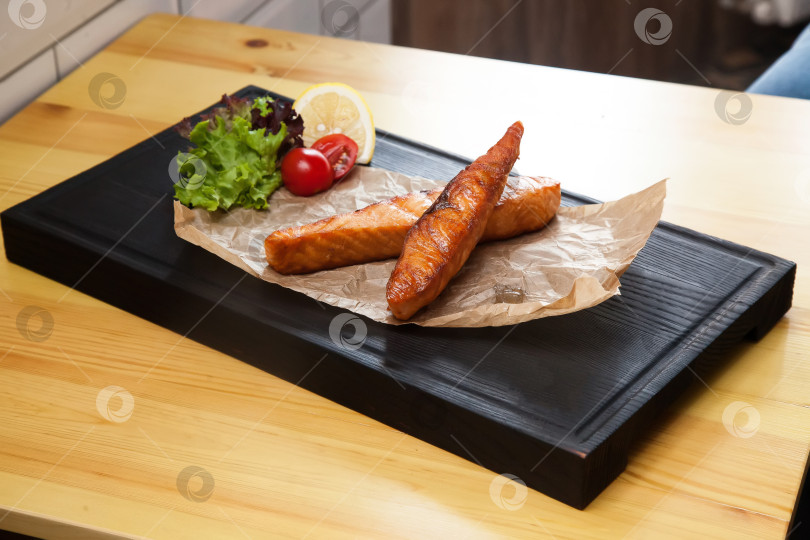 Скачать Стейк из лосося на гриле с овощами на деревянной доске. Европейская кухня. фотосток Ozero