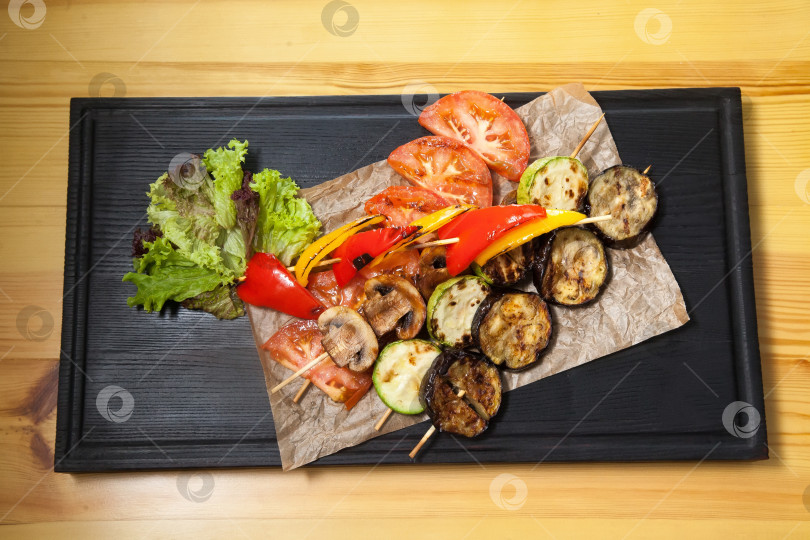 Скачать Овощи, приготовленные на гриле на деревянной доске. Европейская кухня. фотосток Ozero