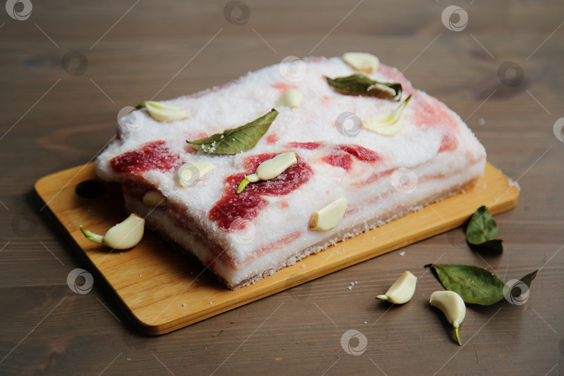 Скачать Кусочек свиного сала с чесноком. Домашняя кухня. фотосток Ozero