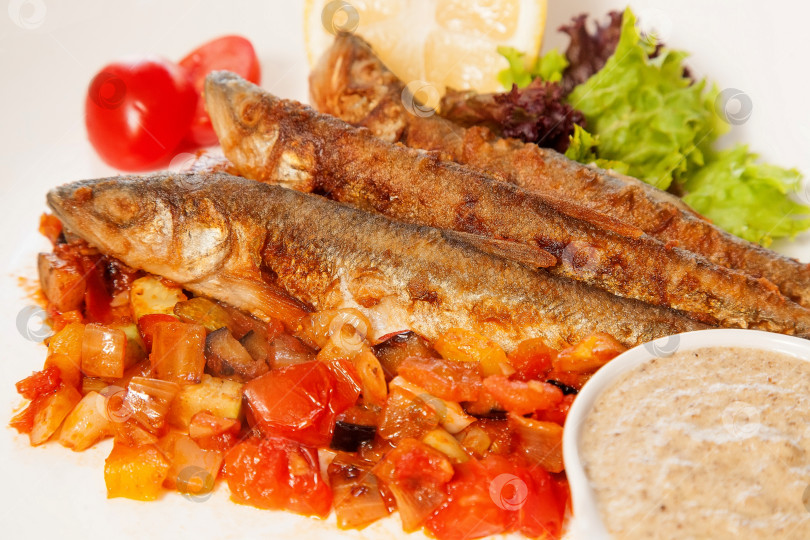 Скачать Жареная рыба с овощами фотосток Ozero