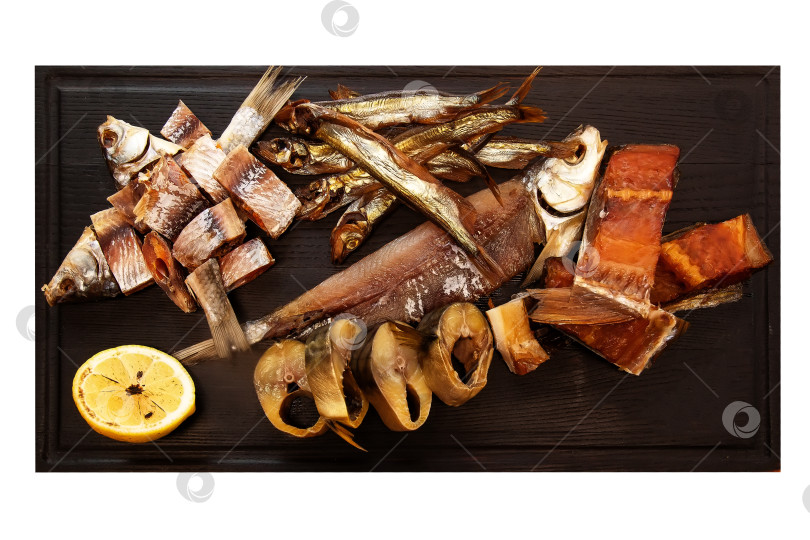 Скачать Вяленая рыба на деревянной доске. Горбуша, скумбрия, плотва и мойва. Закуска к пиву. фотосток Ozero
