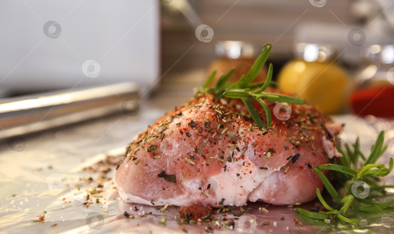 Скачать Сырое мясо со специями и розмарином для запекания в фольге фотосток Ozero