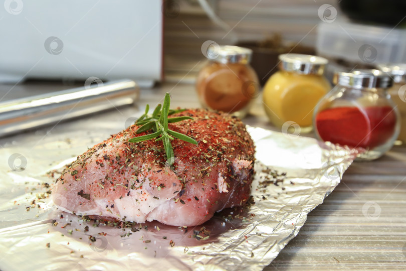 Скачать Сырое мясо со специями и розмарином для запекания в фольге фотосток Ozero