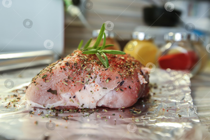 Скачать Сырое мясо со специями и розмарином для запекания в фольге фотосток Ozero