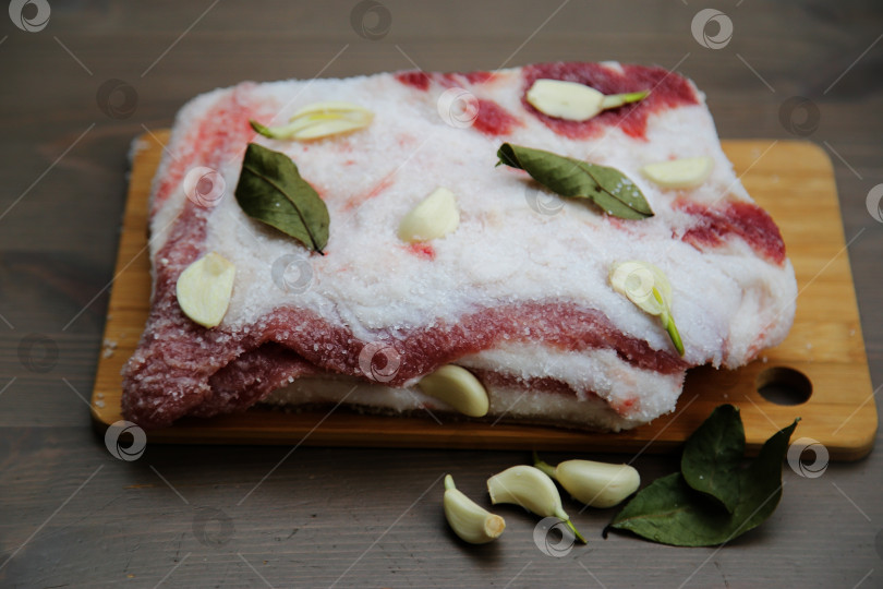 Скачать Кусочек свиного сала с чесноком. Домашняя кухня. фотосток Ozero