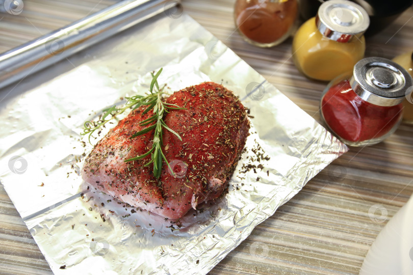 Скачать Сырое мясо со специями и розмарином для запекания в фольге фотосток Ozero