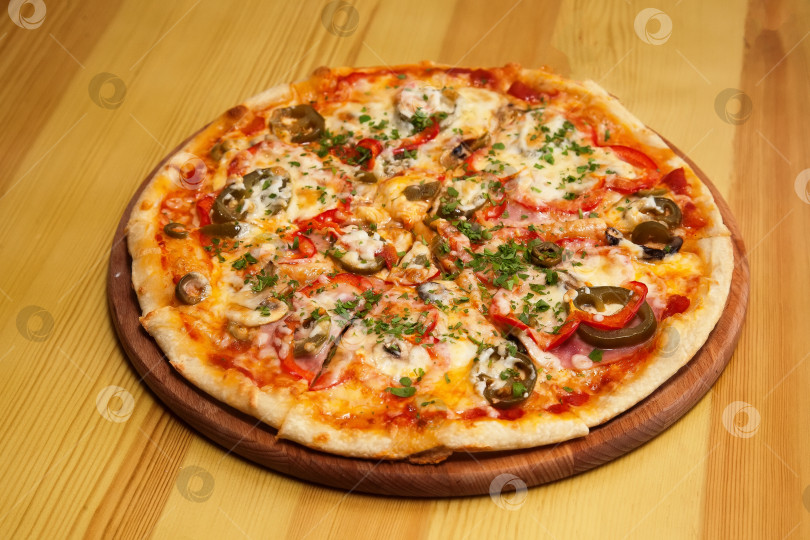 Скачать Пицца с острым перцем на деревянной доске. Европейская кухня. фотосток Ozero