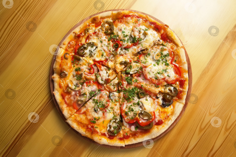 Скачать Пицца с острым перцем на деревянной доске. Европейская кухня. фотосток Ozero