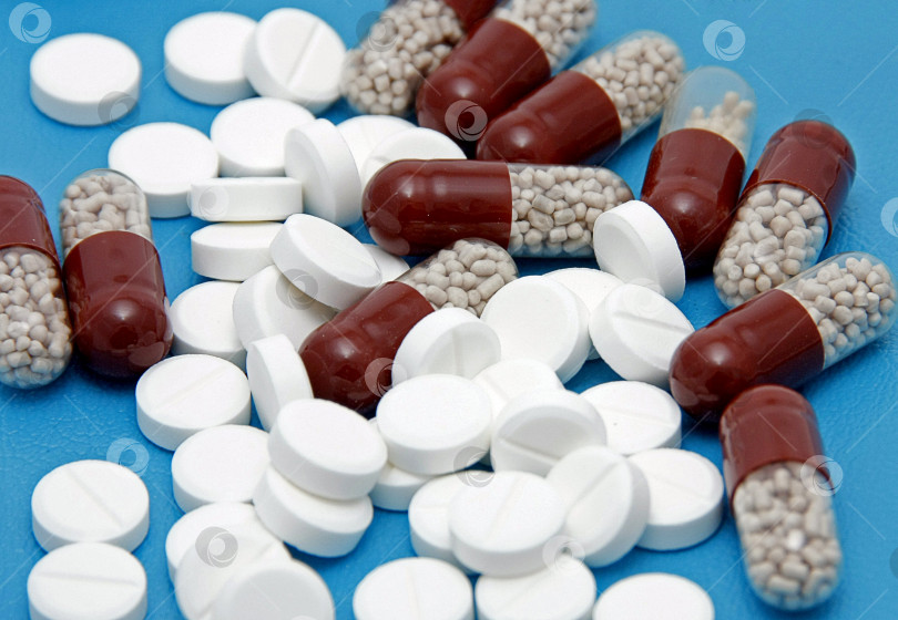 Скачать Лекарственные препараты различных форм для лечения простудных заболеваний. Концепция медицины и здоровья. фотосток Ozero