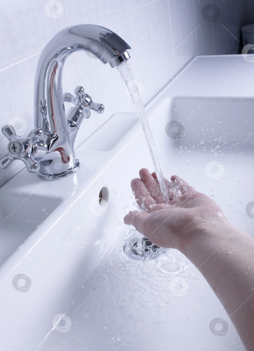 Скачать Чистая вода течет прямо в руки женщины. Концепция сохранения чистой воды. Новая сантехника фотосток Ozero
