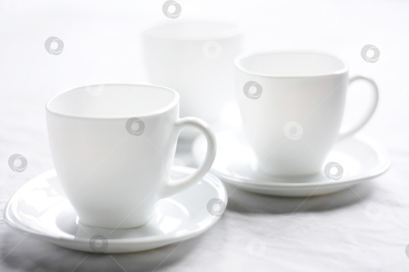 Скачать Белая чашка для чая. Чистая посуда - символ чистоты фотосток Ozero