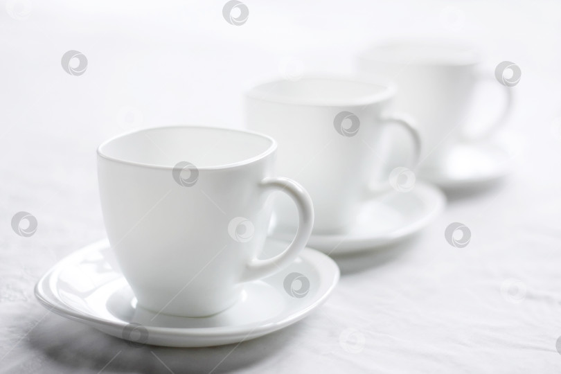 Скачать Белая чашка для чая. Чистая посуда - символ чистоты фотосток Ozero