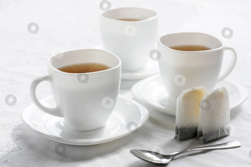 Скачать Белая чашка с черным чаем. Хорошее начало дня фотосток Ozero