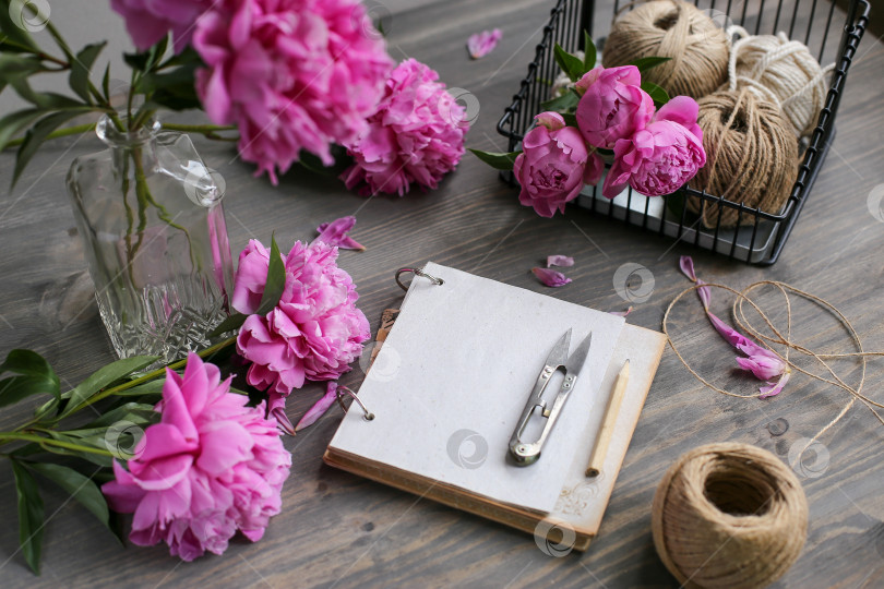 Скачать Винтажный фон, ручная работа. Розовый пион и старые ножницы, ленты, блокнот для текста. День матери. фотосток Ozero