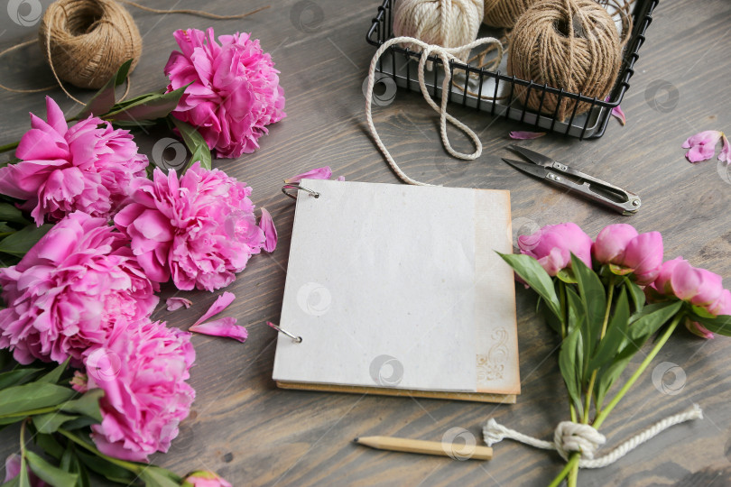 Скачать Винтажный фон, ручная работа. Розовый пион и старые ножницы, ленты, блокнот для текста. День матери. фотосток Ozero