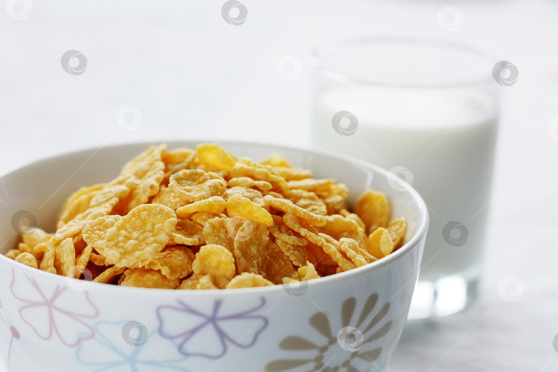 Скачать Кукурузные хлопья в белой тарелке. Диетический, питательный и полезный завтрак фотосток Ozero
