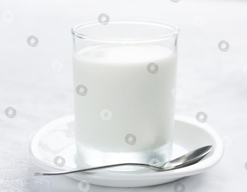 Скачать Коровье молоко в прозрачном стакане. Диетический, питательный и полезный завтрак фотосток Ozero
