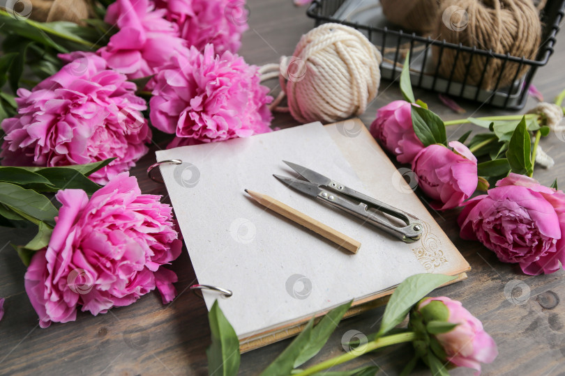 Скачать Винтажный фон, ручная работа. Розовый пион и старые ножницы, ленты, блокнот для текста. День матери. фотосток Ozero