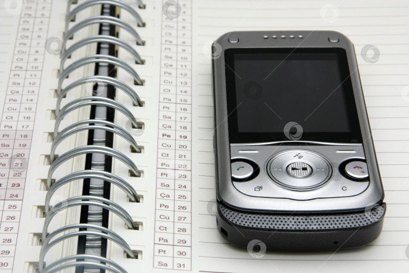 Скачать Дневник и телефон крупным планом. Расписание деловых встреч и важные концептуальные заметки. График. фотосток Ozero