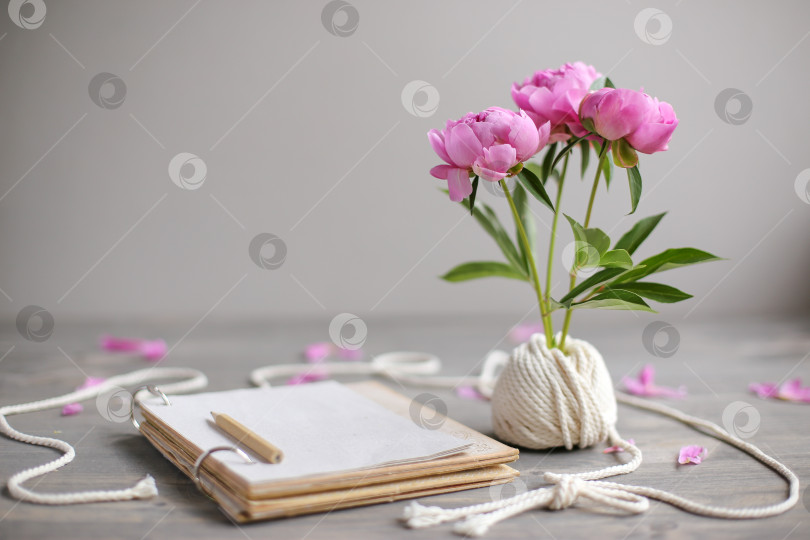 Скачать Винтажный фон, ручная работа. Розовый пион и старые ножницы, ленты, блокнот для текста. День матери. фотосток Ozero
