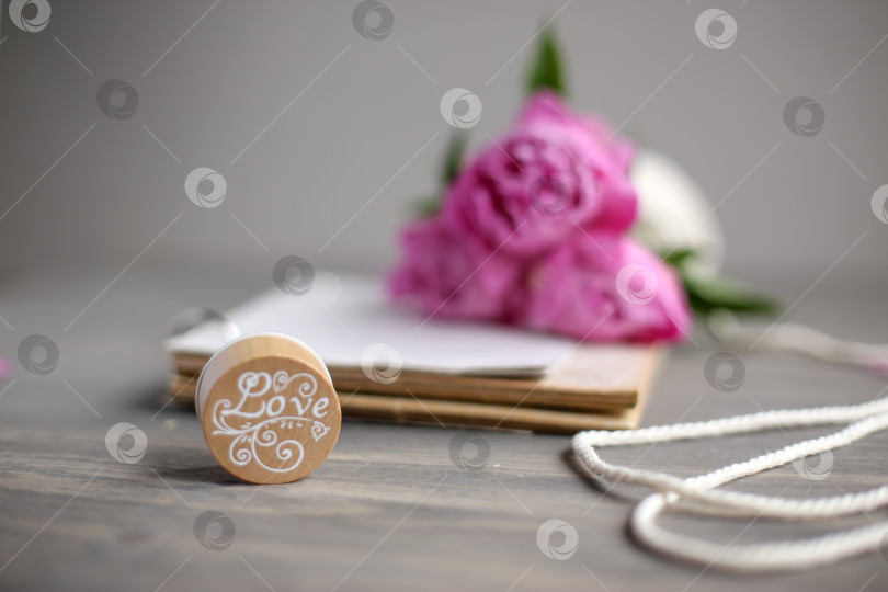 Скачать Цветочная рамка с розовыми пионами на деревянном фоне. День матери. фотосток Ozero