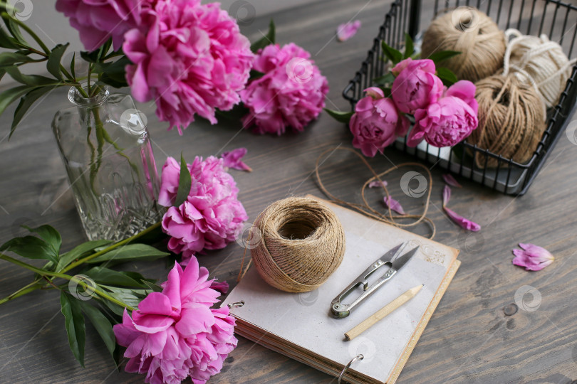 Скачать Винтажный фон, ручная работа. Розовый пион и старые ножницы, ленты, блокнот для текста. День матери. фотосток Ozero