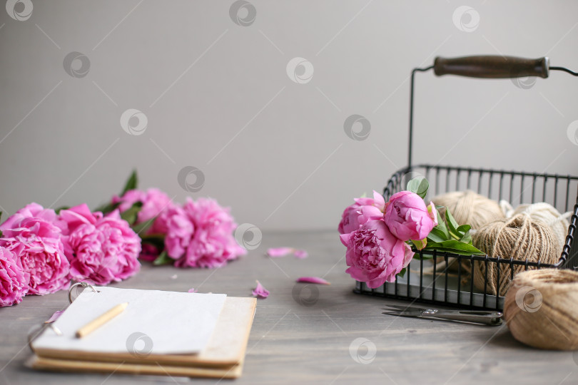 Скачать Винтажный фон, ручная работа. Розовый пион и старые ножницы, ленты, блокнот для текста. День матери. фотосток Ozero