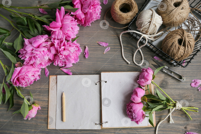 Скачать Винтажный фон, ручная работа. Розовый пион и старые ножницы, ленты, блокнот для текста. День матери. фотосток Ozero