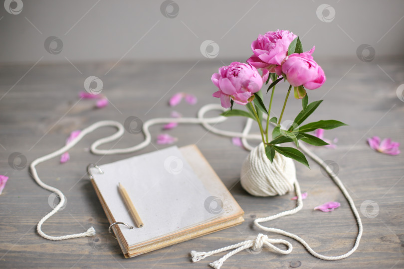 Скачать Винтажный фон, ручная работа. Розовый пион и старые ножницы, ленты, блокнот для текста. День матери. фотосток Ozero